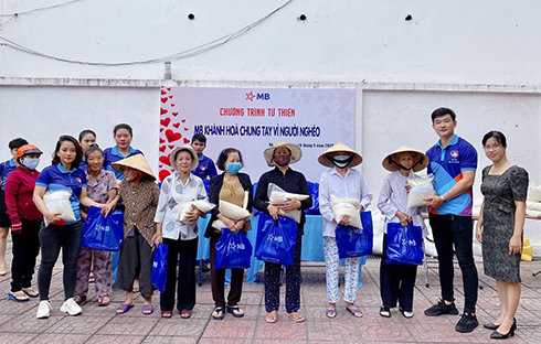 Ngân hàng Quân đội chi nhánh Khánh Hòa tặng quà cho người nghèo