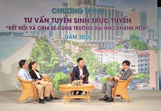 Lãnh đạo Trường Đại học Khánh Hòa và đại diện các khoa, phòng của trường tư vấn, giải đáp thắc mắc cho thí sinh.