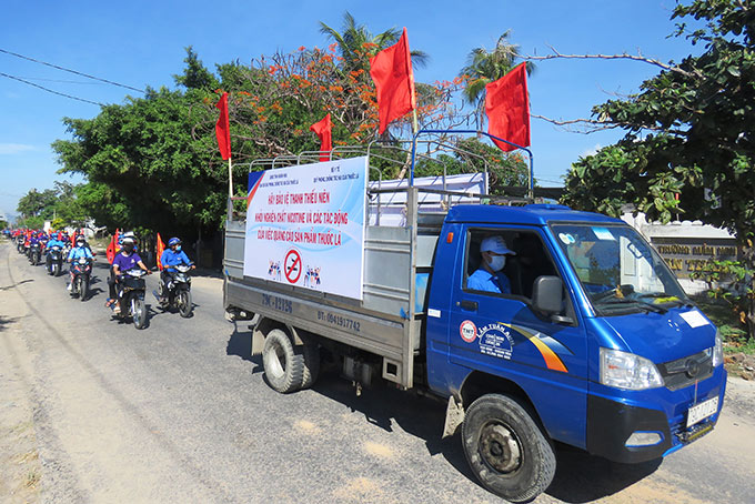 Đoàn viên, thanh niên huyện Vạn Ninh diễu hành tuyên truyền, cổ động phòng chống tác hại thuốc lá