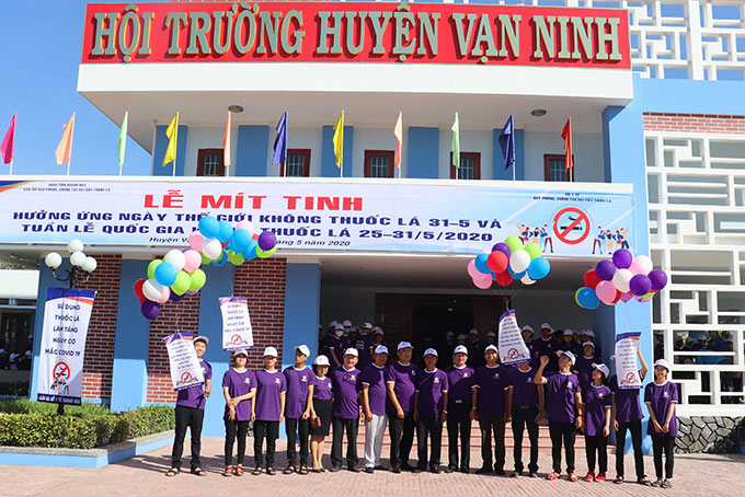 Các đại biểu thả bóng bay hưởng ứng Ngày Thế giới không hút thuốc lá (31-5) và Tuần lễ Quốc gia không hút thuốc lá.