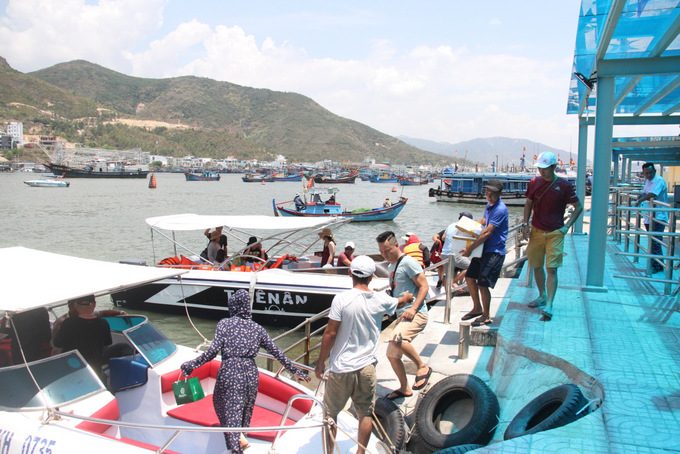 Du khách xuống tàu tham quan vịnh Nha Trang