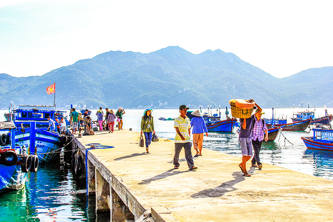 Đò dân sinh vẫn là phương tiện lưu thông chính của người dân thôn Khải Lương.