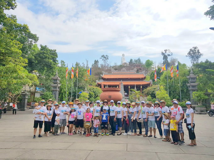  Đoàn khách Mạnh Hùng Group tham quan chùa Long Sơn, Nha Trang