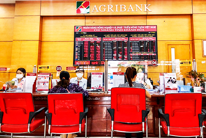 Khách hàng giao dịch tại Agribank Khánh Hòa.