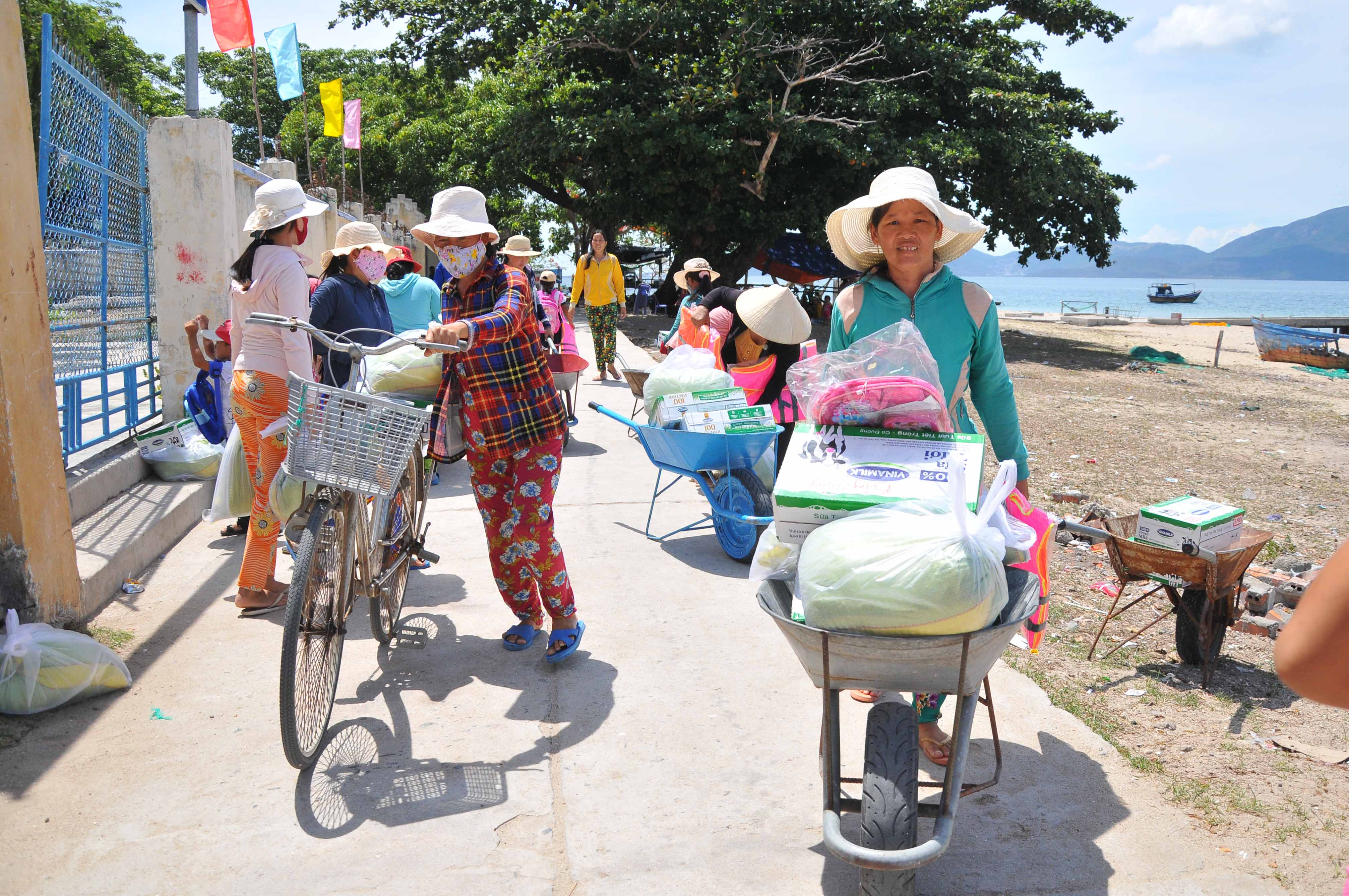 Không chỉ học sinh, các bậc phụ huynh cũng mừng khi đón nhận những phần quà từ đất liền