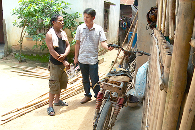 Phóng viên Văn Nhất (bên phải) trong một lần tác nghiệp.