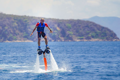 Đến Nha Trang mùa hè này, bạn hãy một lần trải nghiệm dịch vụ Flyboard để được thử cảm giác là một siêu anh hùng giữa biển cả. Đây môn thể thao cảm giác mạnh mới nổi lên như một ngôi sao mà nhiều người phải xếp hàng trải nghiệm cho bằng được ở thiên đường du lịch Nha Trang. 