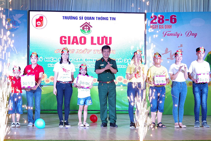 tặng hoa cho các cặp mẹ con tham gia giao lưu