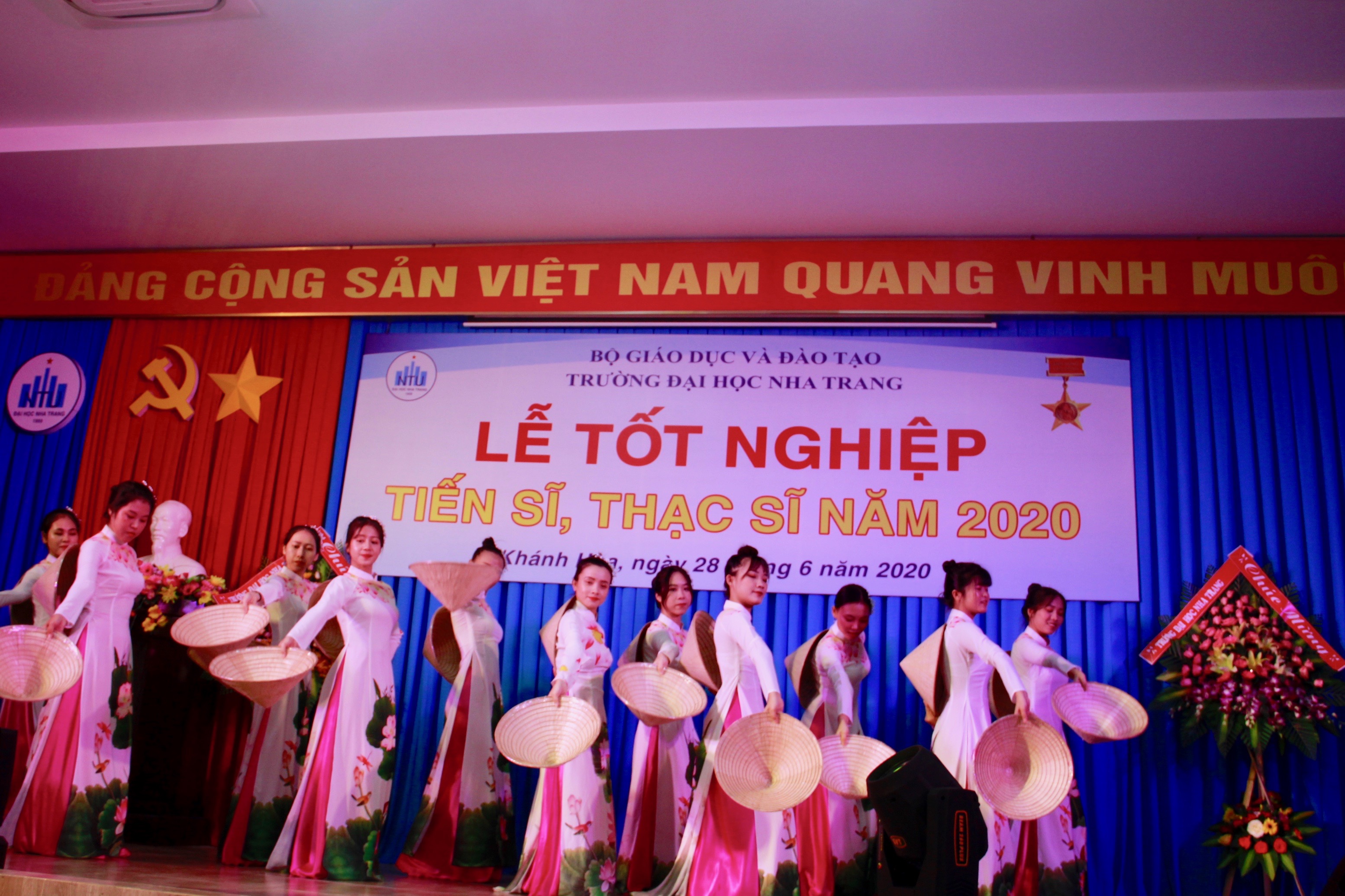 Văn nghệ mở đầu Lễ Tốt nghiệp 