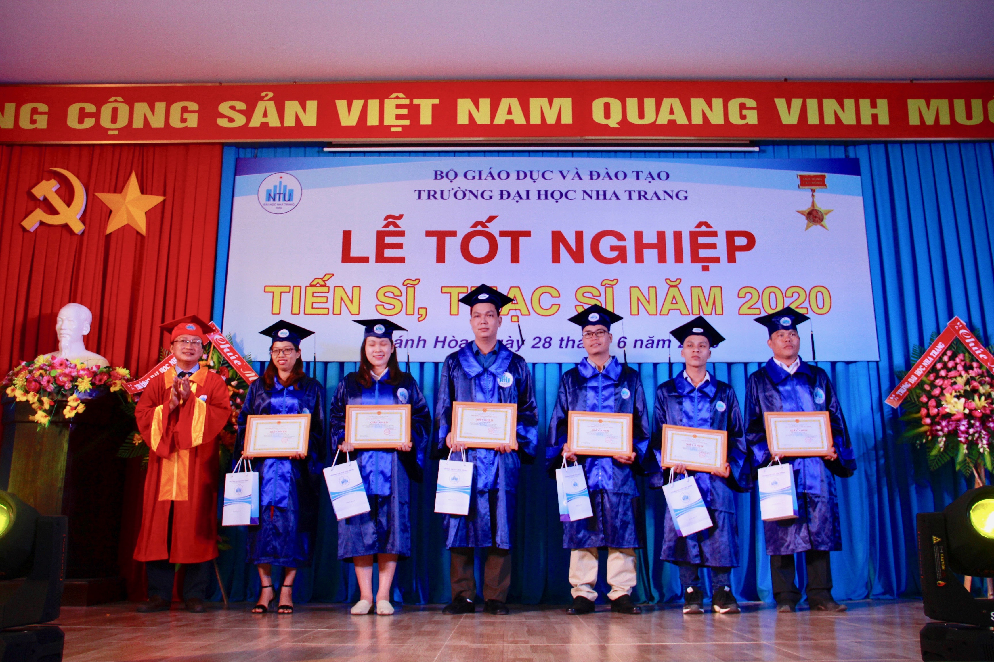 Các tân Thạc sĩ nhận bằng tốt nghiệp