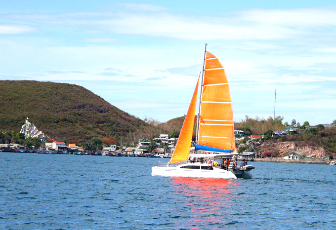 Thuyền buồm Catamaran trên vịnh Nha Trang