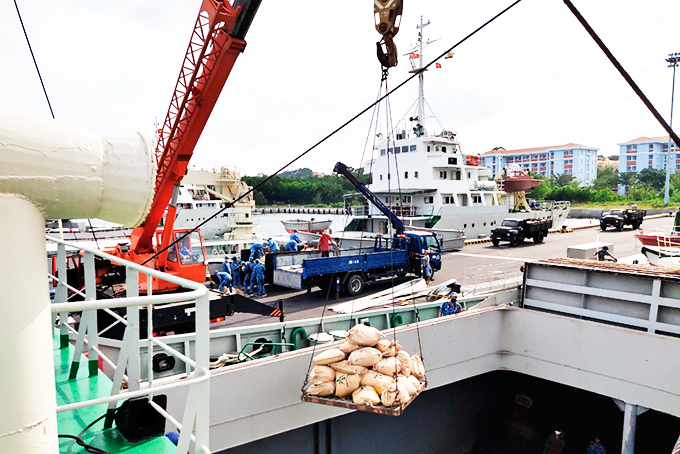 Vận chuyển hàng hóa lên tàu chuẩn bị ra Trường Sa.