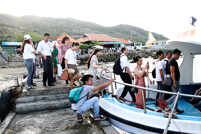 Khách du lịch lên tàu đi tour tham quan biển, đảo Nha Trang. 