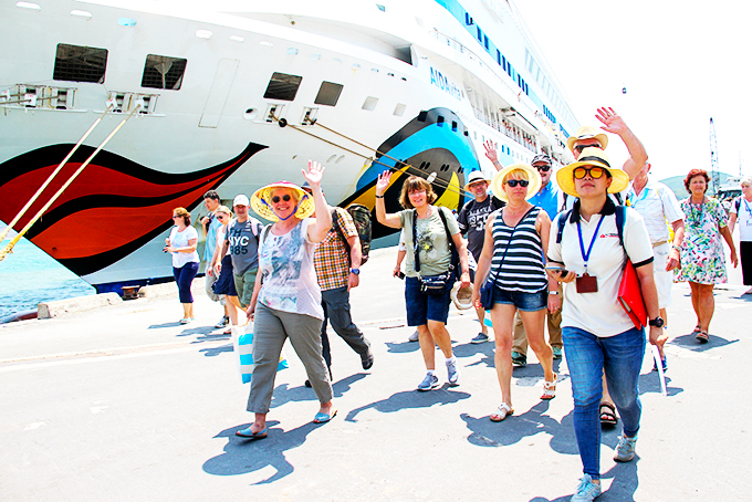 Khách du lịch tàu biển ghé Nha Trang.