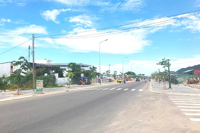 Hàng loạt căn nhà xây dựng trái phép mọc lên hai bên đường số 4.  