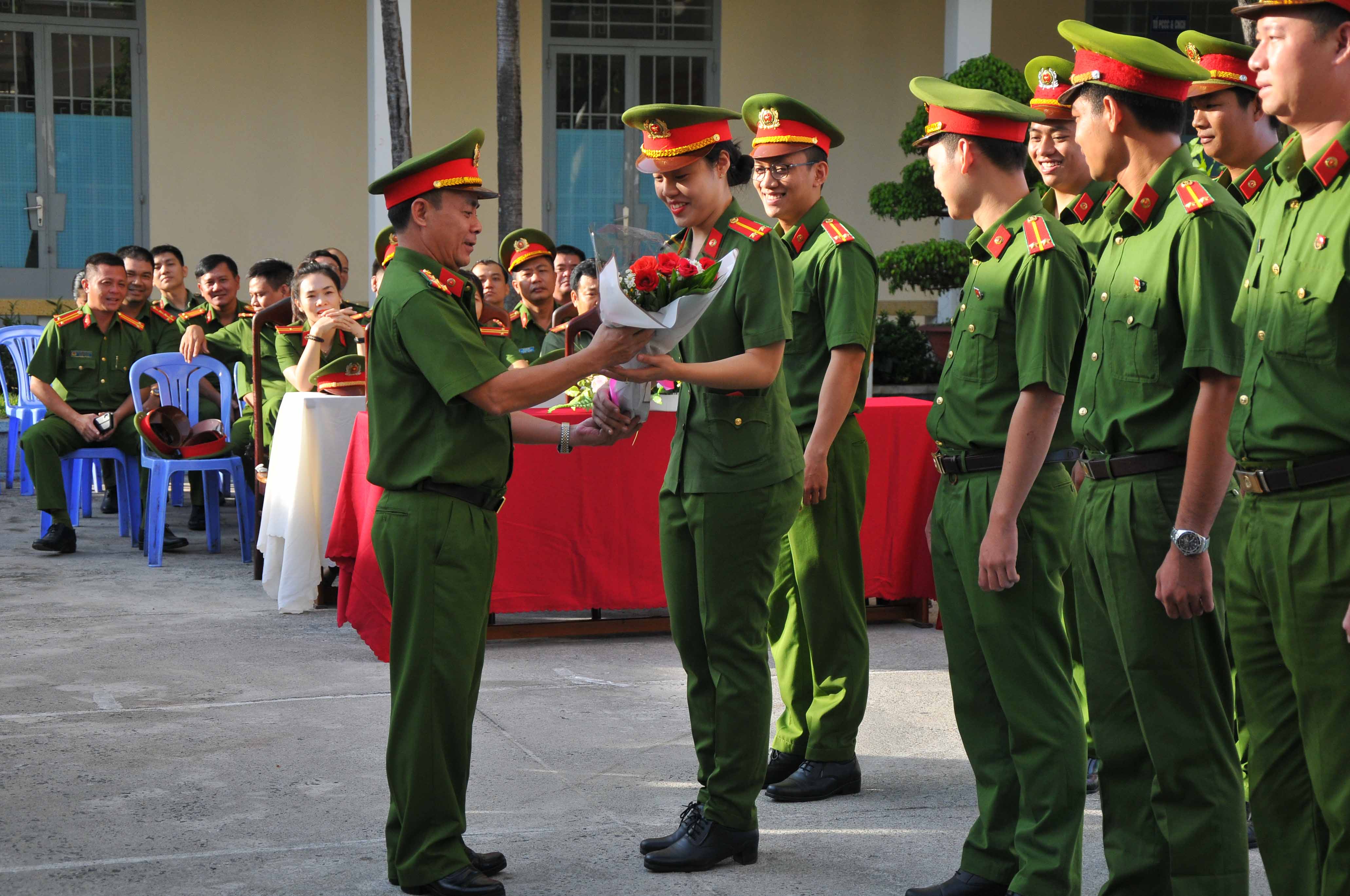 Lãnh đạo CATP Nha Trang tặng hoa cho các đội hình tình nguyện của Đoàn thanh niên CATP