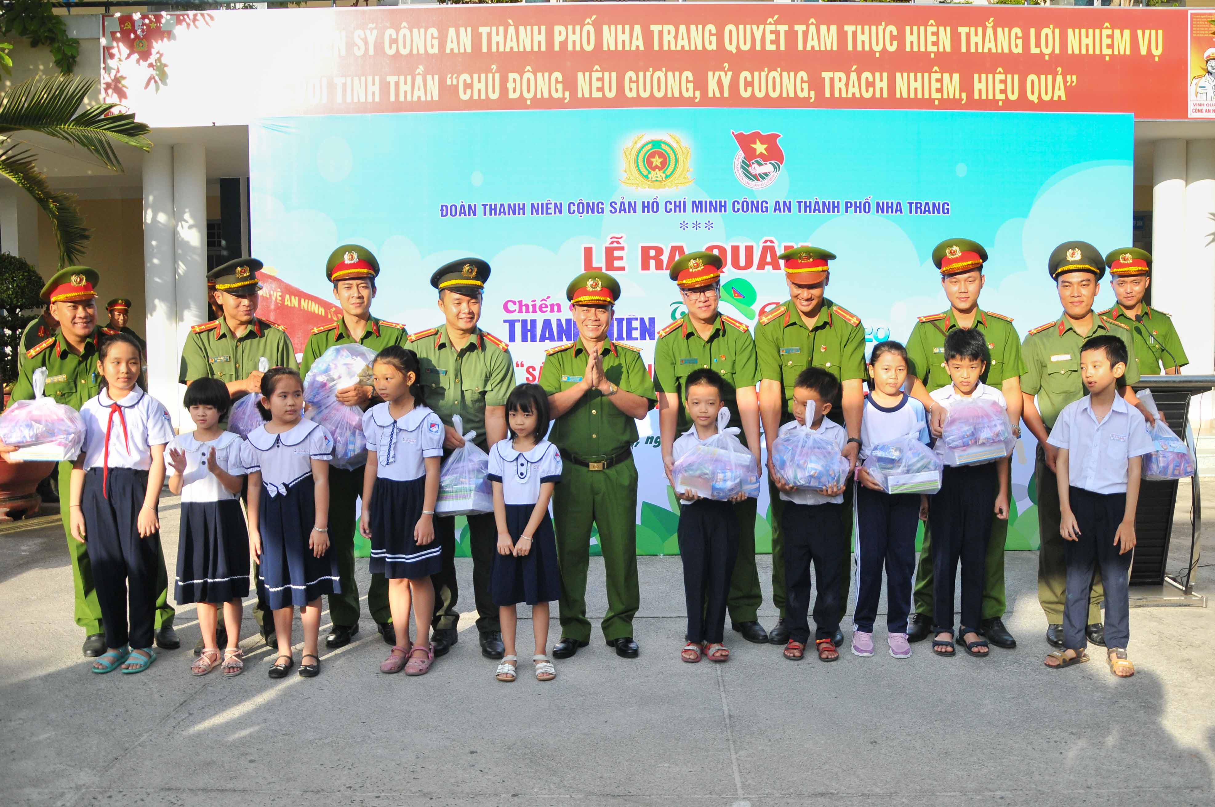 Ban tổ chức trao quà cho các học sinh có hoàn cảnh khó khăn