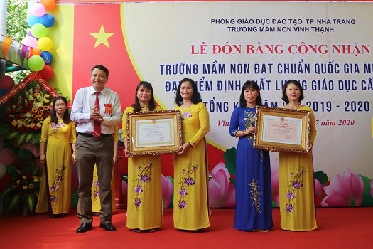 Đại diện Sở Giáo dục và Đào tạo Khánh Hòa trao các chứng nhận đạt chuẩn cho Trường Mầm non Vĩnh Thạnh. 