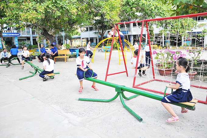 Sân chơi cho thiếu nhi tại Trường Tiểu học Phước Đồng do Thành đoàn Nha Trang thực hiện.