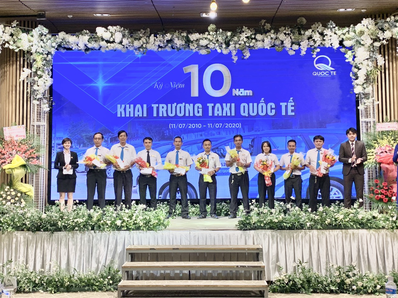  Lãnh đạo Tổng Công ty Cổ phần Thương mại và Dịch vụ Quốc Tế trao thưởng cho các cán bộ, nhân viên, tài xế đã có nhiều đóng góp cho sự phát triển của Taxi Quốc Tế