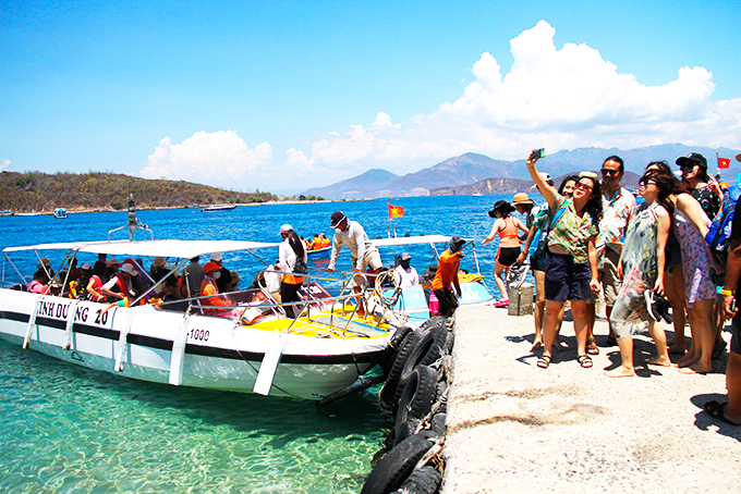 Khách du lịch đi tour tham quan vịnh Nha Trang.