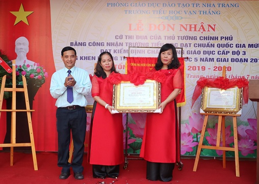 Nhà trường đón nhận bằng khen của UBND tỉnh. 