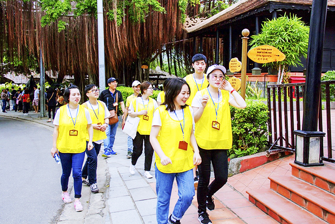 Khách du lịch tham quan Hội quán Hòn Chồng Nha Trang.