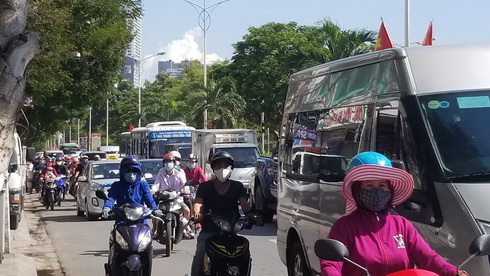 Tai nạn gây ùn ứ các phương tiện trên cung đường này trong thời gian ngắn