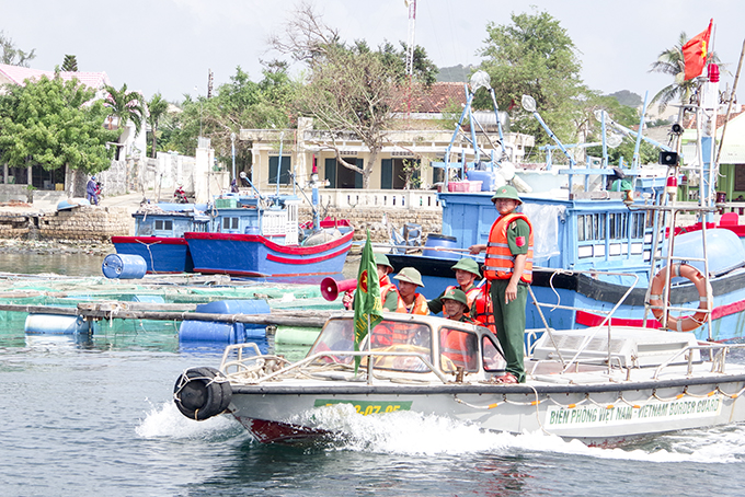  BĐBP tỉnh đang thực hiện chương trình “Nâng bước em đến trường” đỡ đầu cho 52 cháu. Từ năm 2015, BĐBP tỉnh tặng hơn 1.000 cờ và ảnh Bác Hồ cho ngư dân, tặng 50 tấn gạo cho đối tượng chính sách; vận động quyên góp xây dựng, trao tặng 44 “Mái ấm biên cương”, 26 nhà “Mái ấm chiến sĩ nơi biên giới” (trị giá 1,56 tỷ đồng); kêu gọi hơn 15.500 lượt tàu với hơn 94.150 lượt người đang hoạt động trên biển tránh bão; sử dụng 1.710 lượt phương tiện với hơn 10.270 lượt cán bộ, chiến sĩ vận động, giúp dân tránh bão an toàn, tìm kiếm trục vớt, cứu hộ, cứu nạn, kéo, lai dắt phương tiện bị nạn vào bờ; phân công 194 đảng viên đồn biên phòng phụ trách 799 hộ gia đình.