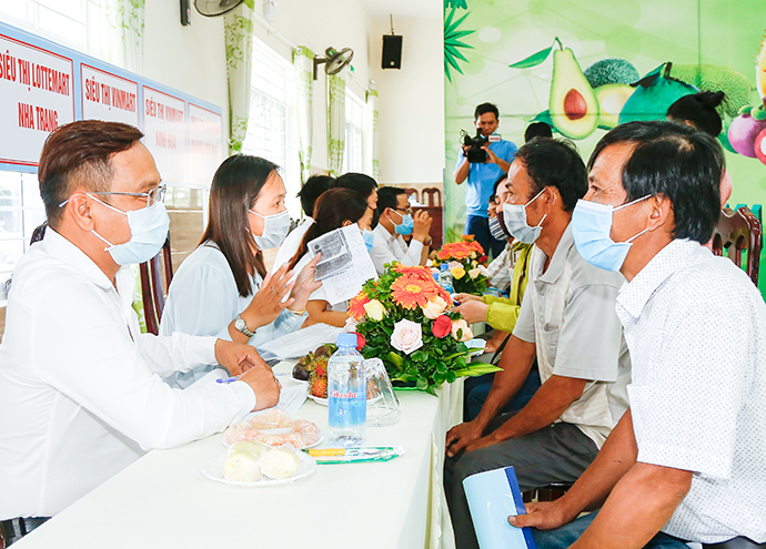 Doanh nghiệp tiêu thụ và nông dân trao đổi thông tin về cung ứng sản phẩm