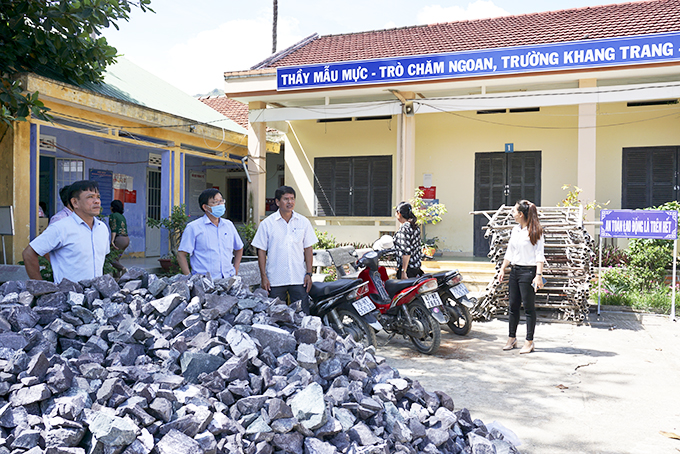 Lãnh đạo thị xã Ninh Hòa kiểm tra tiến độ thi công Trường Tiểu học số 1 Ninh Ích vào sáng 14-8.