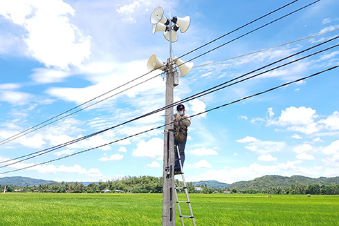 Những chiếc loa vươn mình trong nắng gió, trở thành người bạn đồng hành thân thiết với người dân vùng khó khăn