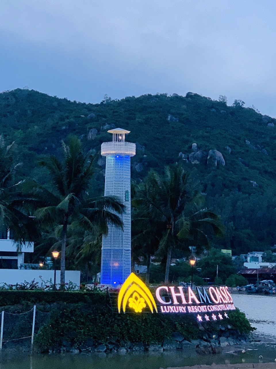  Ngọn Hải đăng bằng rác thải nhựa ở Champa Island