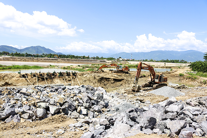 Dự án Kè chống sạt lở bờ bắc thị trấn Diên Khánh đoạn 2 đang được thi công. Ảnh: Q.V