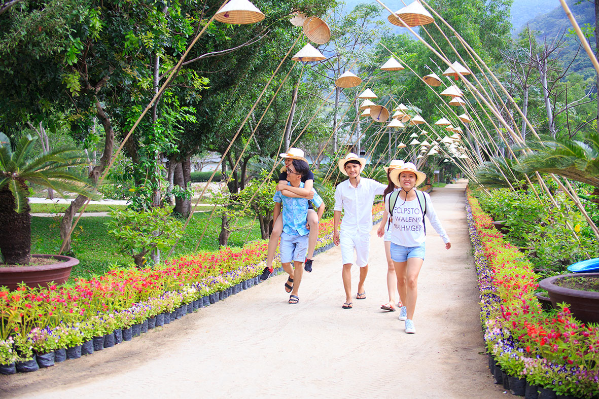 Du khách khám phá Khu du lịch Đảo Hoa Lan