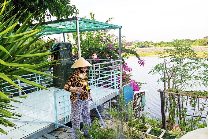 Người dân làm chòi hóng mát, trồng rau trên hành lang bờ kè.