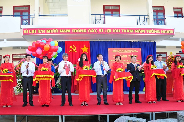 Các đại biểu cắt băng khánh thành trường.