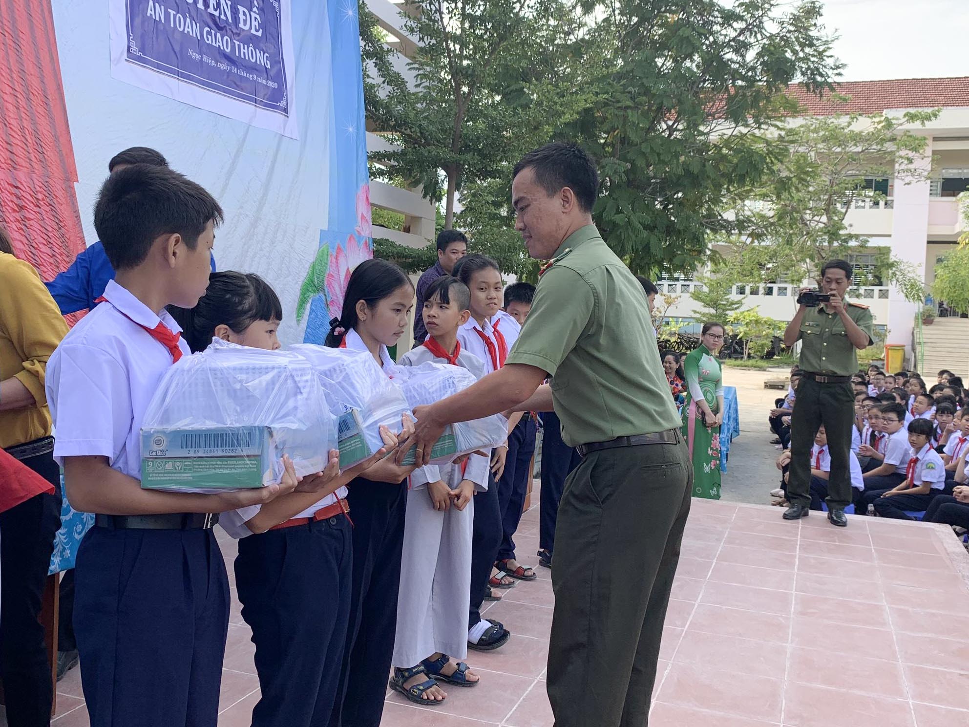 Đoàn Thanh niên Công an thành phố trao quà cho các học sinh có hoàn cảnh khó khăn