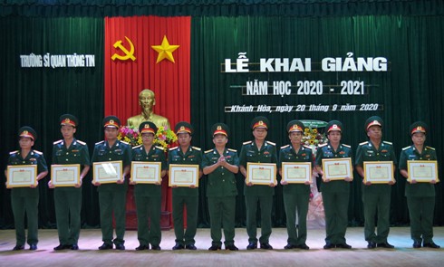 Lãnh đạo nhà trường trao thưởng cho các tập thể, cá nhân tiêu biểu trong năm học 2019 - 2020.