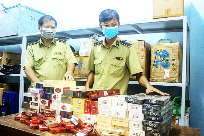 Một phần số lượng thuốc lá ngoại nhập lậu bị tịch thu đang tồn kho tại Đội Quản lý thị trường số 1. 