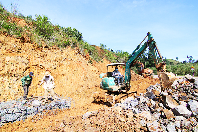 Thi công kè rọ đá bảo đảm an toàn taluy dương Quốc lộ 27C.