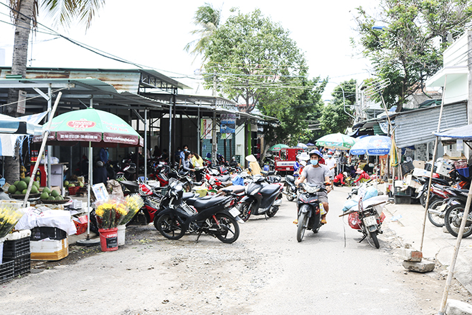 Phương tiện, hàng quán tràn ra đường.