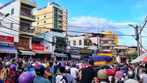 Tai nạn khiến các phương tiện lưu thông qua cung đường này ùn ứ trong nhiều phút 