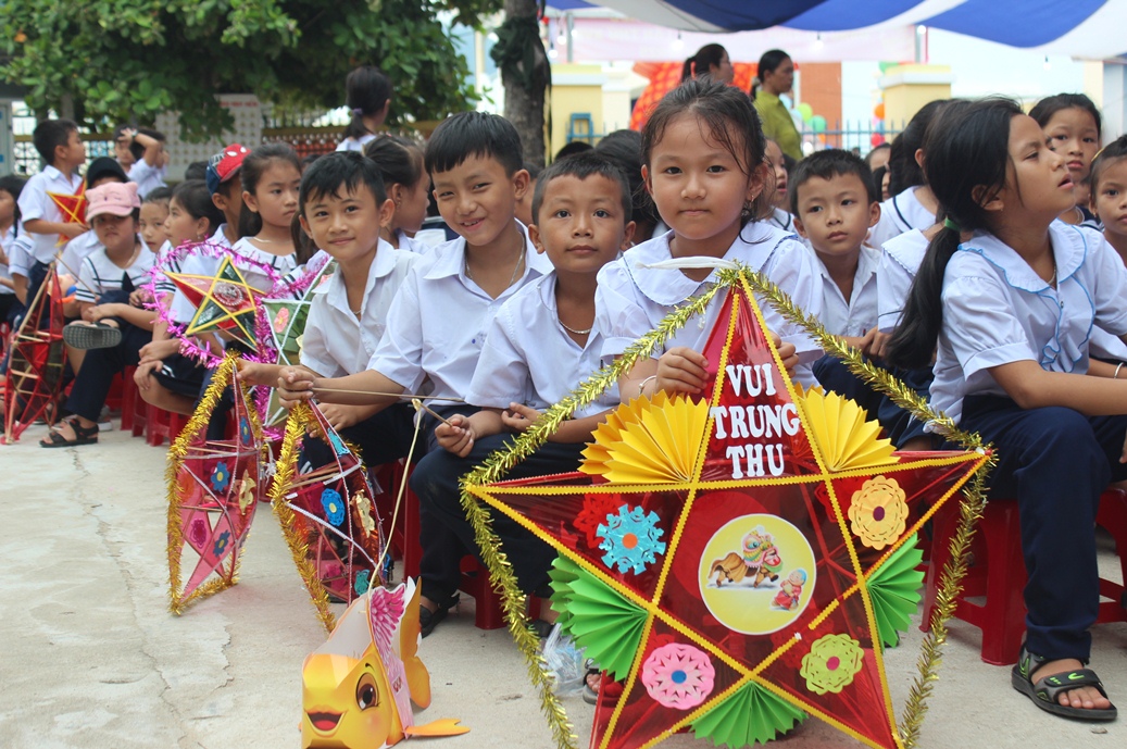 Thiếu nhi huyện Vạn Ninh đưa lồng đèn đi dự đêm hội trăng rằm.