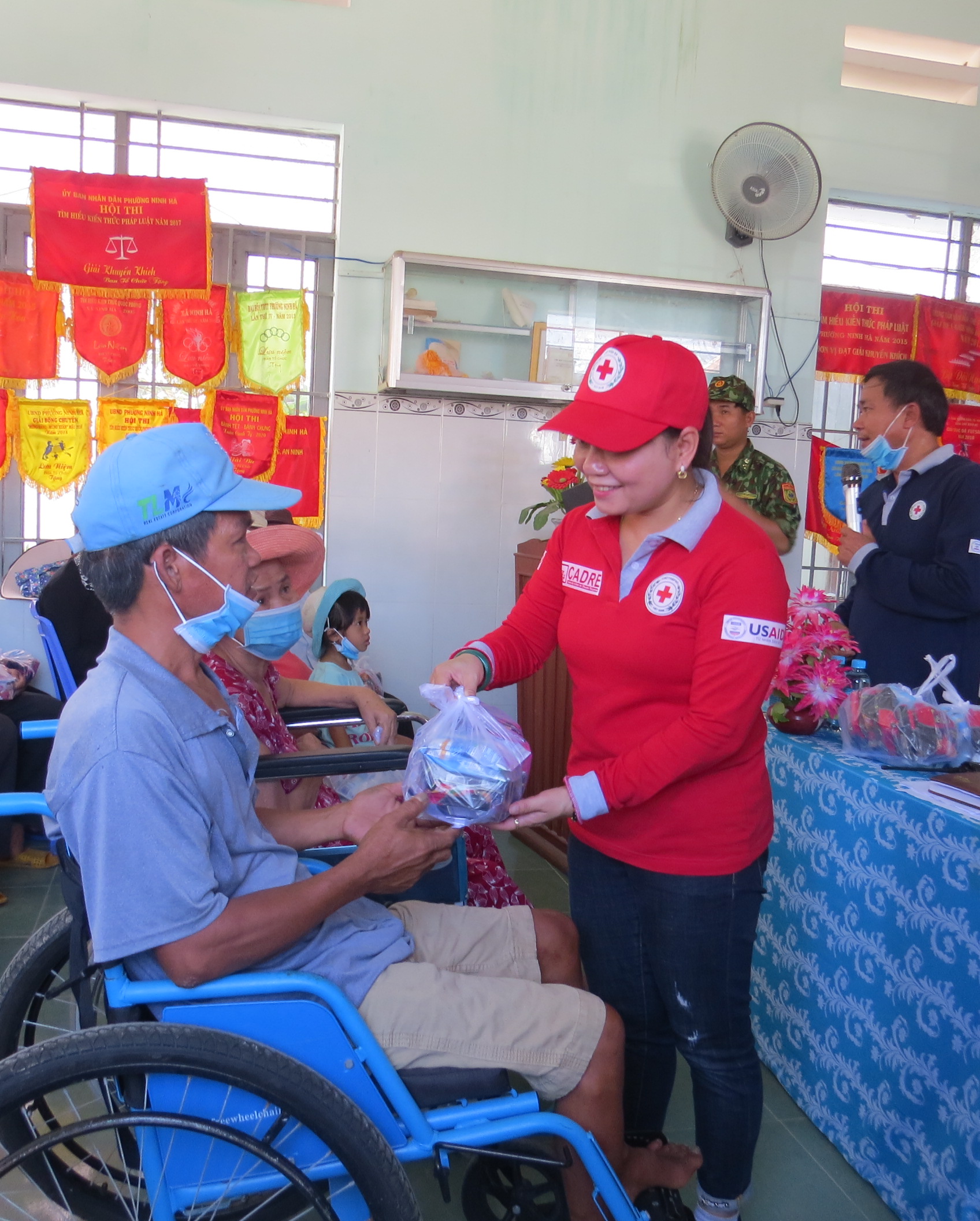 Hỗ trợ thực phẩm cho người dân tránh trú bão