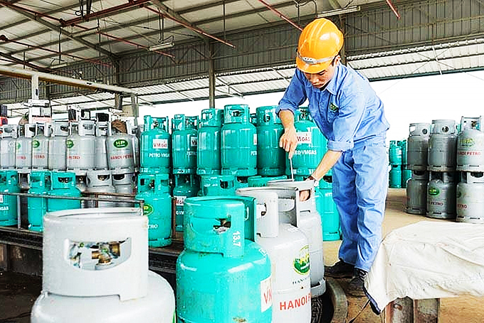   Từ hôm nay (1/10), giá gas tiếp tục tăng 6.000 đồng/bình 12kg.