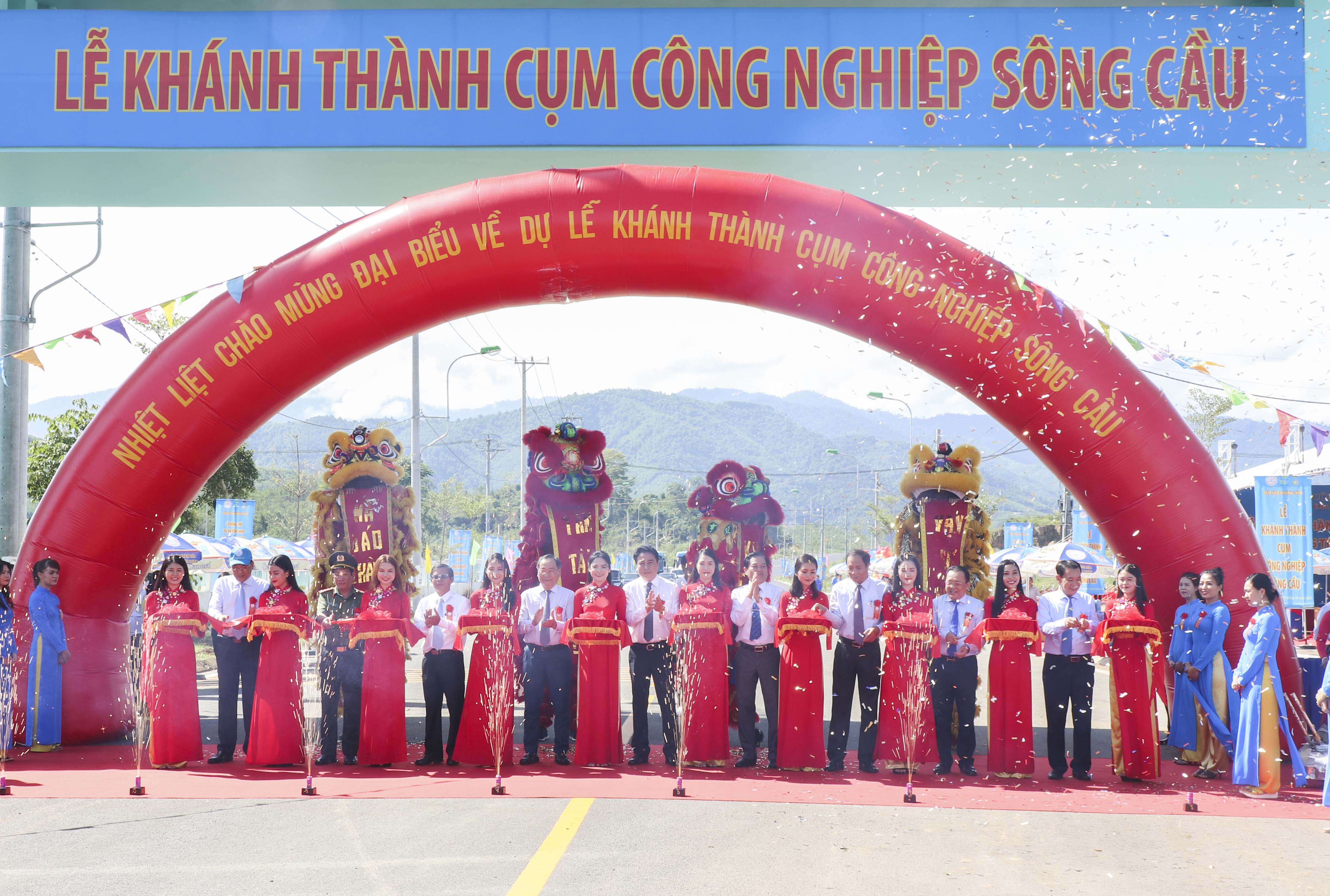 Các vị lãnh đạo tỉnh cắt băng khánh thành Cụm công nghiệp Sông Cầu.