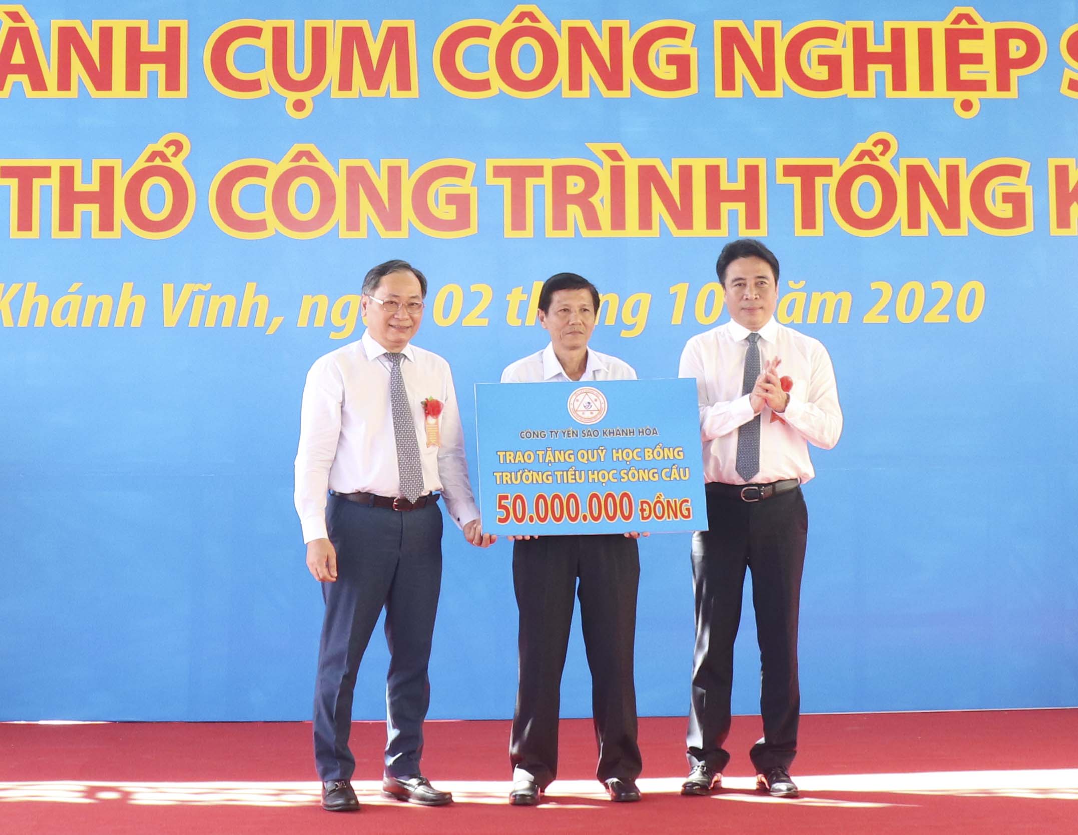 Trao quà cho đại diện Trường Tiểu học Sông Cầu.