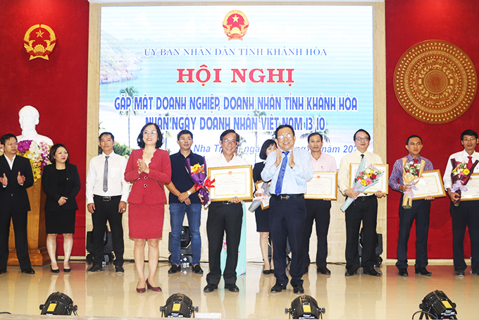 UBND tỉnh tôn vinh các doanh nhân tiêu biểu năm 2020.