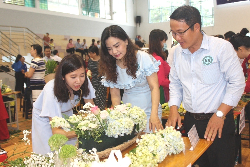 Đội thi Ủy ban Mặt trận Tổ quốc Việt Nam tỉnh chăm chú chuẩn bị tác phẩm của mình.